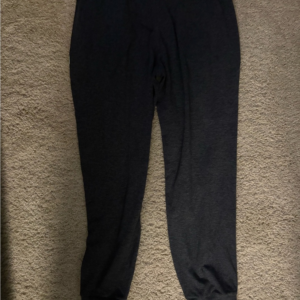 Vuori woman’s Charcoal Joggers - Picture 4 of 4